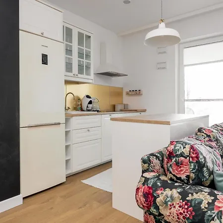 Rozlogi Sunny By Bookinghost *