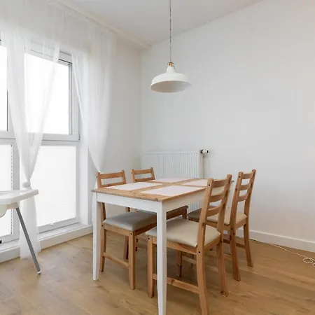 Rozlogi Sunny By Bookinghost *