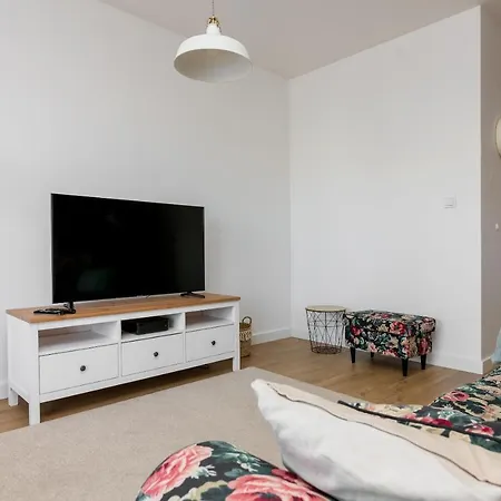 Rozlogi Sunny By Bookinghost