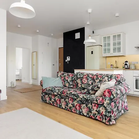 Rozlogi Sunny By Bookinghost