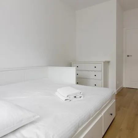 Rozlogi Sunny By Bookinghost * Varşova