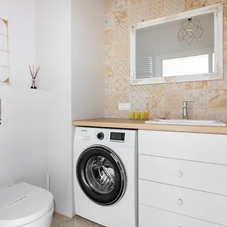 Rozlogi Sunny By Bookinghost *