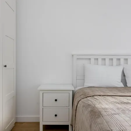 Rozlogi Sunny By Bookinghost * Varşova