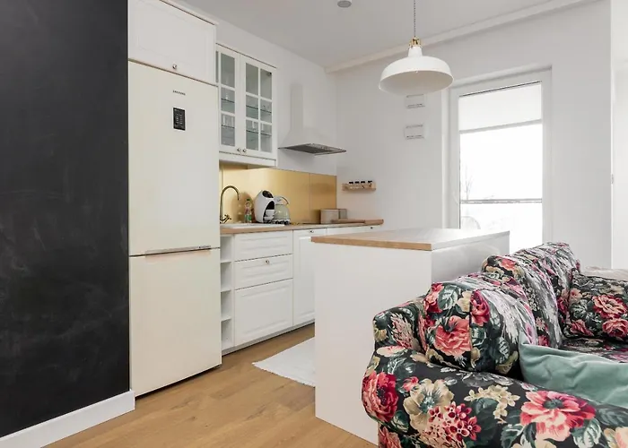 Rozlogi Sunny By Bookinghost *