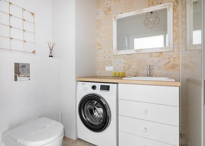 Rozlogi Sunny By Bookinghost *